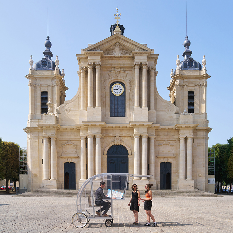 La Rolling Design House carriole accueillant du public à Versailles