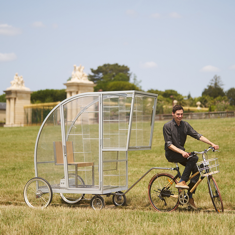 La Rolling devant le parc du château de Versailles