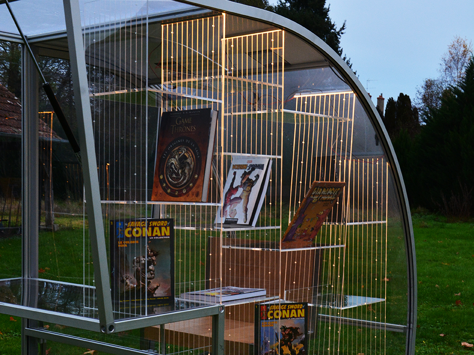 La bibliothèque présentoir lumineuse et transparente de la Rolling